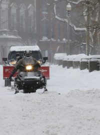 Severovýchod Spojených států bojuje s rekordními mrazy. V Bostonu odklízejí závěje sněhu