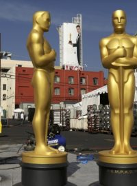 Obří sochy Oscarů nedaleko Dolby Theater, dějiště jejích předávání