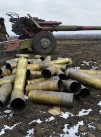 Člen ukrajinských ozbrojených sil u děla v Doněcké oblasti na východní Ukrajině