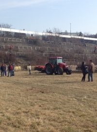 Opravy stadionu Za Lužánkami pro červnovou exhibici Petra Švancary