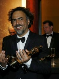 Režisér Alejandro González Iňárritu se chlubí Oscary. Snímek Bidrman je získal za nejlepší film, režii, scénář a kameru