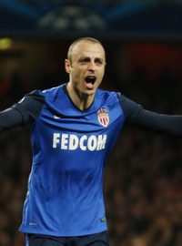 Útočník Monaka Dimitar Berbatov se raduje z druhého gólu v síti Arsenalu