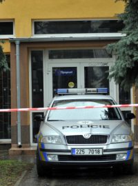 Policie hlídá vchod do restaurace Družba v Uherském Brodě (na snímku z 26. února)