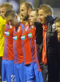 Plzeňští fotbalisté oslavují společně se svými fanoušky výhru v Hradci Králové