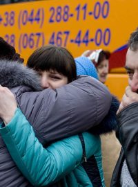 Odjezd autobusu s českými krajany z východní Ukrajiny do Prahy