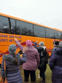Odjezd autobusu s českými krajany z východní Ukrajiny do Prahy