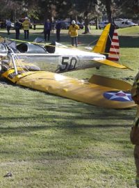 Letadlo, které pilotoval Harrison Ford, havarovalo