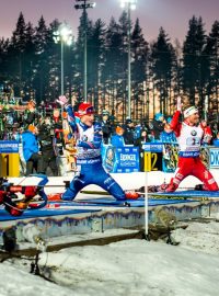 Ondřej Moravec se připravuje na střelbu vleže, vedle něj Nor Svendsen