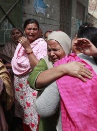 Ženy oplakávají smrt svých příbuzných zabitých při útocích na kostely v Pákistánu