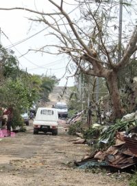 Silnice pokrytá troskami po cyklónu Pam na souostroví Vanuatu