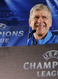 Trenér Arsenalu Arsene Wenger na tiskové konferenci před odvetou Ligy mistrů v Monaku