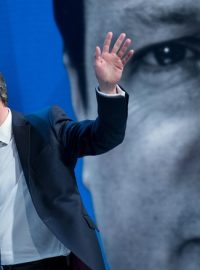 Diváci přisoudili podle průzkumu v prvním TV předvolebním duelu vítězství Davidu Cameronovi