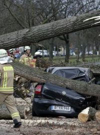 Orkán Niklas se prohnal Německem. Na snímku hasiči v Berlíně odstraňují spadlé stromy