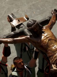 Španělští legionáři nesou sochu Krista na kříži před procesím v Málaze