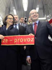 Pražská primátorka Adriana Krnáčová a premiér Bohuslav Sobotka slavnostně uvedli do provozu nový úsek trasy A pražského metra
