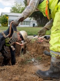 Dělníci instalují měřič vody na řad v kalifornské obci Sacramento