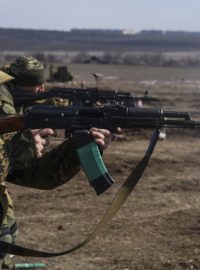 Proruští rebelové na vojenském cvičení na východní Ukrajině