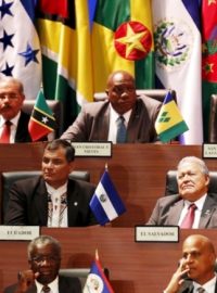 Celoamerický summit v Panamě: zleva kubánský prezident Raúl Castro, prezident Ekvádoru Rafael Correa, prezident Salvadoru Sanchez Ceren a americký prezident Barack Obama