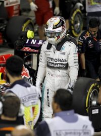 Lewis Hamilton míjí box stáje Red Bull