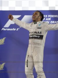 Lewis Hamilton se raduje ze třetího triumfu v sezoně
