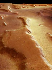 Radar SHARAD z družice MRO prokázal, že ve středních areografických šířkách se desítky metrů pod prašným povrchem Marsu nacházejí pásy zmrzlé vody