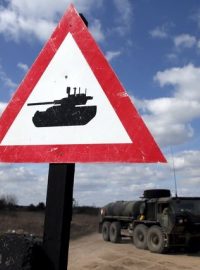 Pozor, tanky. Značka na vojenském cvičení v polském Mielnu (16. 4. 2015)