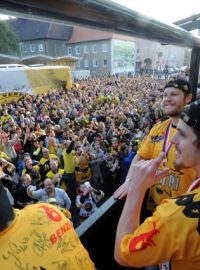 Litvínovské hokejisty čekalo plné prostranství před stadionem