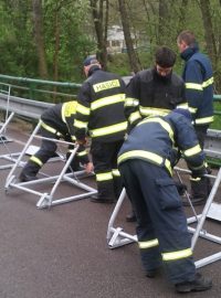 Cvičná stavba mobilních protipovodňových zábran v Praze - Hostivaři