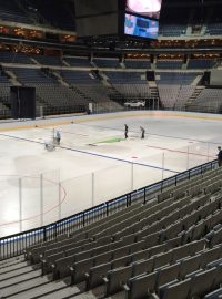 Ledová plocha v O2 areně se rozšířila podle pokynů IIHF. Připravovala ji švýcarská firma