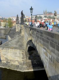 Trať pražského maratonu vedla i přes Karlův most