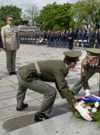 Ministr obrany Martin Stropnický z hnutí ANO, Petr Pavel a Josef Bečvář nejprve společně položili věnec ke hrobu neznámého vojína a uctili památku padlých vojáků