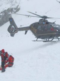 Letecká záchranná služba zasahuje u obří laviny, která se sesunula v Krkonoších v oblasti Studniční jámy