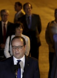 Francouzský prezident François Hollande dorazil na Kubu. Po příletu odpovídal na otázky novinářů