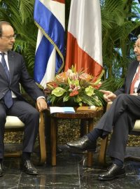 Francouzský prezident Fran¬cois Hollande se v Havaně sešel s kubánským protějškem Raoulem Castrem