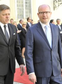 Slovenský premiér Robert Fico a český premiér Bohuslav Sobotka ve Valticích