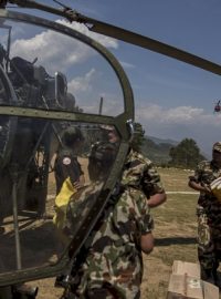 Vrtulník nepálské armády nakládá humanitární pomoc  (ilustrační foto)