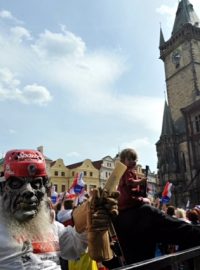 Hokejoví fanoušci na Staroměstském náměstí v Praze žijí zápasem Česka s Kanadou