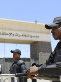 Egyptští policisté hlídkují během soudu s bývalým prezidentem Mursím