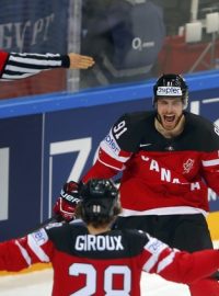 Tyler Seguin a Claude Giroux slaví čtvrtý gól, právě zesměšnili ruskou obranu