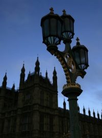 Nově zvolená Dolní sněmovna vybere dnes v Londýně své vedení