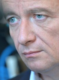 Exposlanec David Rath obžalovaný z korupce na chodbě Krajského soudu v Praze