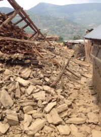 V nepálské vesnici Simthali spadla asi čtvrtina domů, další jsou poničené