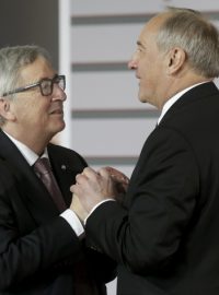 Předseda Evropské komise Jean Claude Juncker (vlevo) na summitu v Rize. Vítá ho lotyšský prezident Andris Bērziņš
