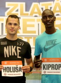 Běžci Jakub Holuša (vlevo) a Asbel Kiprop se na Zlaté tretře utkají v závodě na 1000 metrů