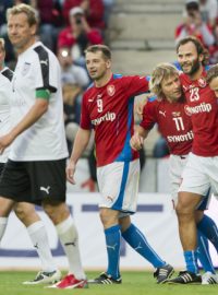 Čeští hráči (vzadu zprava) Karel Poborský, Patrik Berger, Pavel Nedvěd a Pavel Kuka se radují z gólu