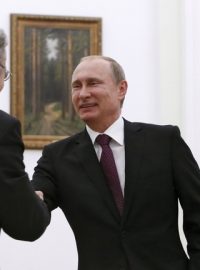 Prezident Vladimir Putin se zdraví s účastníky moskevské schůzky zemí BRICS