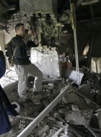 Inspektoři OBSE zkoumají trosky obytného domu v Doněcku (archivní foto)
