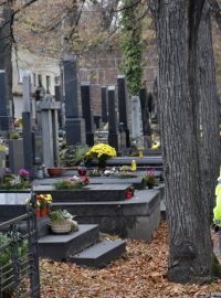 Památka zesnulých, Dušičky, policisté hlídají hřbitov před zloději