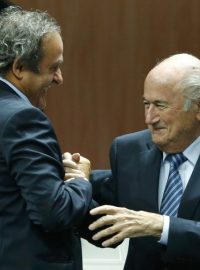 Na archivním snímku gratuluje Michel Platini (vlevo) Seppu Blatterovi ke znovuzvolení do čela FIFA na kongresu v Zurichu