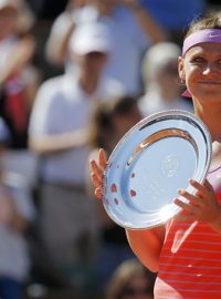 Lucie Šafářová se svou nejcennější singlovou trofejí za účast ve finále French Open